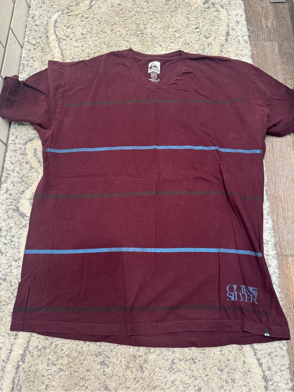 Men’s Quiksilver V-neck Tee
